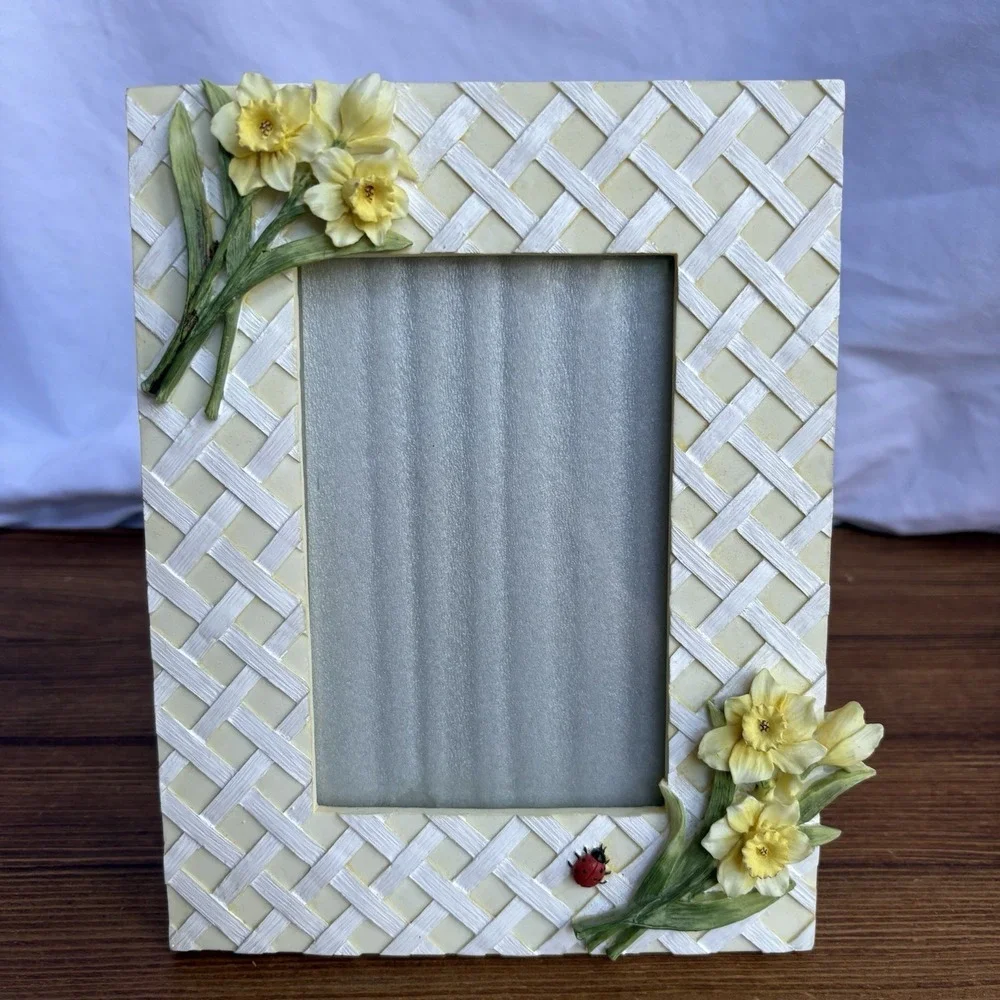 Vintage Floral Picture Frame Daffodils Ladybug Lattice Design Resin 4x6